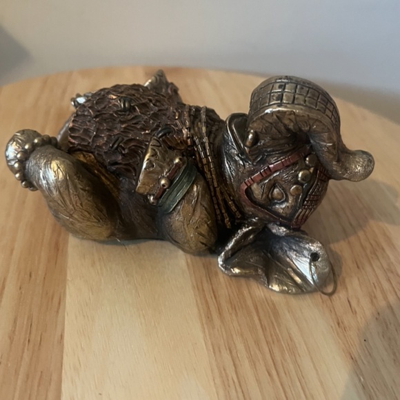 Vintage elephant sitting on its back statue decor EUC - Picture 4 of 5